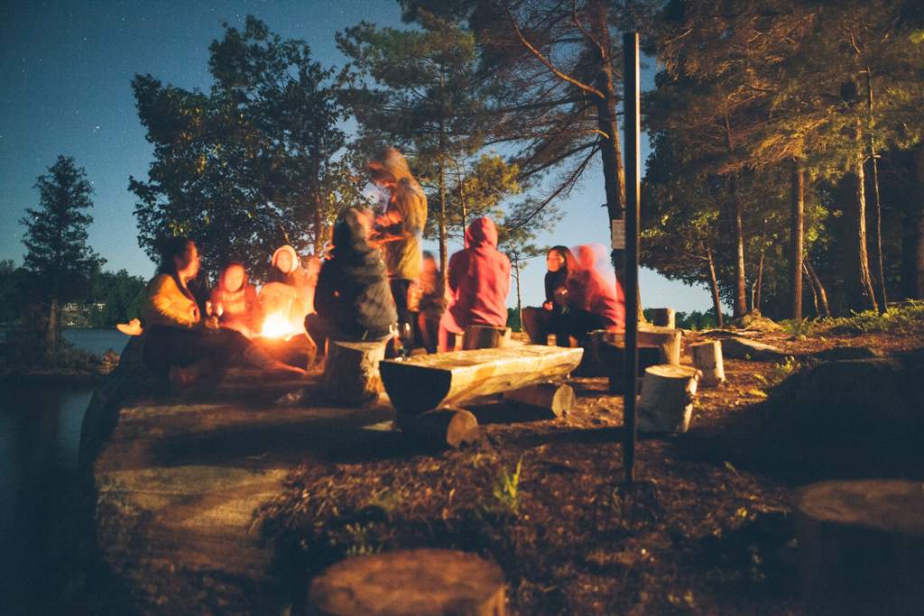 Camping in Kanada. Gruppe um Lagerfeuer