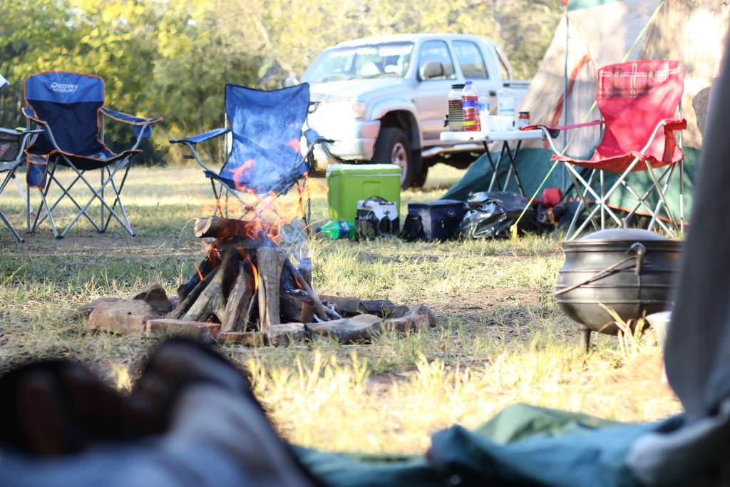 Szene Campingplatz mit Lagerfeuer